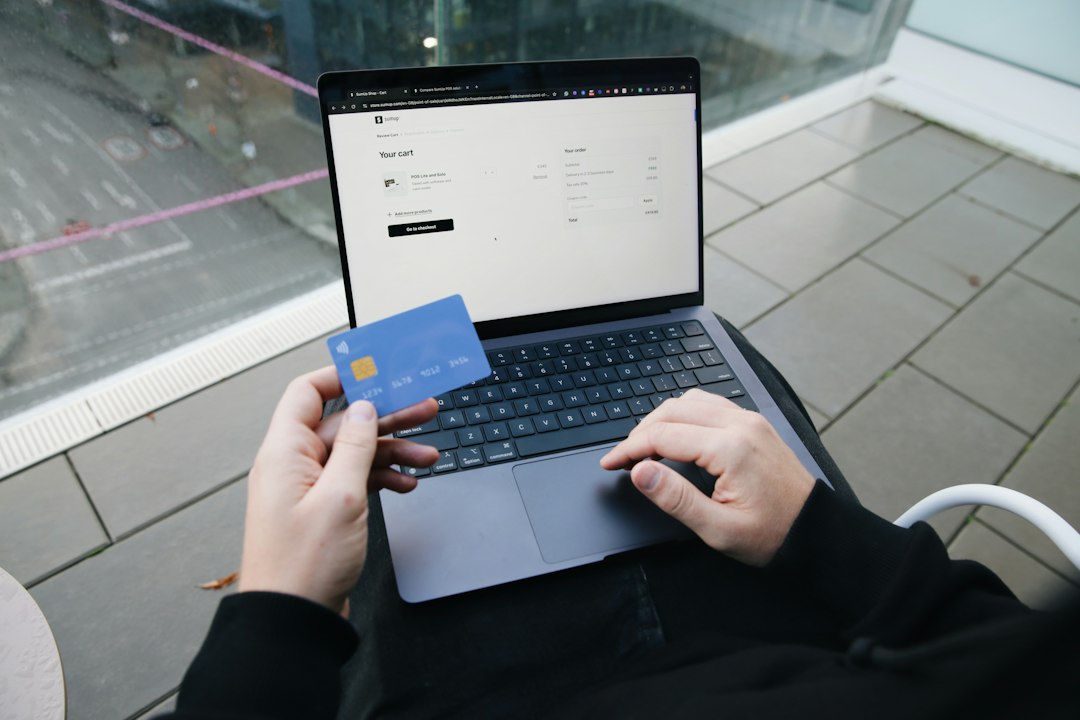 خرید آنلاین و پرداخت با کارت بانکی روی گوشی موبایل